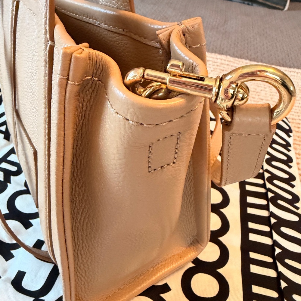Marc Jacobs THE LEATHER SMALL TOTE BAG - Camel - Picture 4 of 9